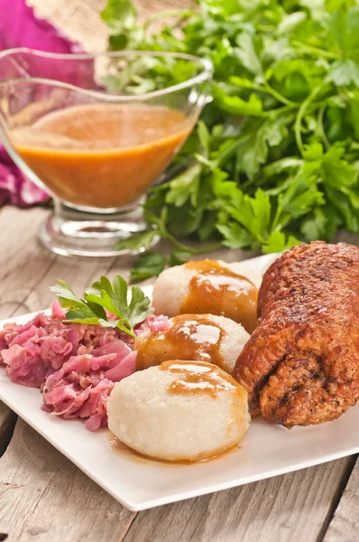 Традиционное польское силезское блюдо. Мясо рулет с картофельной свалкой — стоковое фото