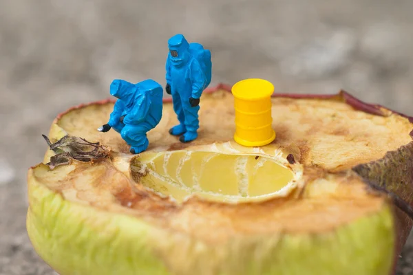 Small people control the food. The concept, wasting food — Stock Photo, Image