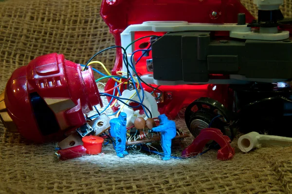 दो लोग टूटे हुए खिलौने की जांच कर रहे हैं। अवधारणा प्रौद्योगिकी — स्टॉक फ़ोटो, इमेज