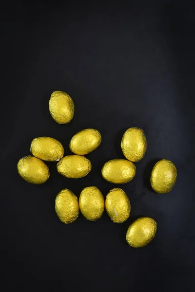 Mała Grupa Złotych Jajek Wielkanocnych Które Owinięte Folią Czarnym Szarym — Zdjęcie stockowe