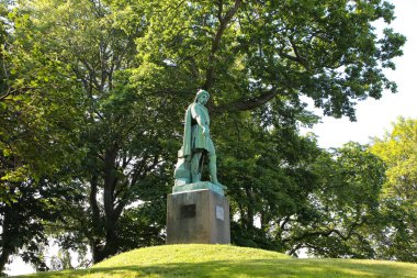 Viking Ganj-Rolf ya da Viking şefi olan Rollo heykeli ve Alesund yakınlarındaki Giske adasında doğan ilk Normandiya Dükü. Alesund Park, Alesund, Norveç 'te ağaçlarla çevrili bir bronz heykel.. 