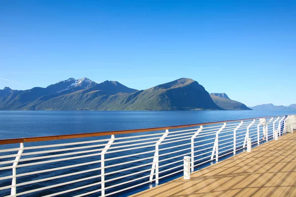 Hajókirándulás Geiranger Fjord Felé Egy Gyönyörű Napon Kilátással Hegyekre Hajó — Stock Fotó