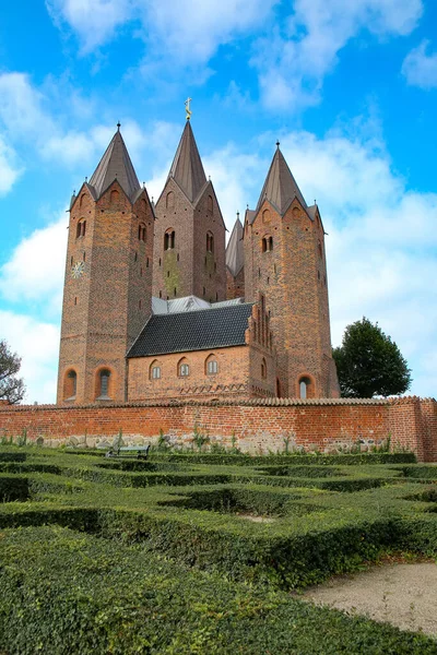 デンマークのカルンドボーにある聖母教会 5つの特徴的な塔があり 港の上の丘の上にあり 町で最も印象的なランドマークとなっている 13世紀の初め頃から — ストック写真