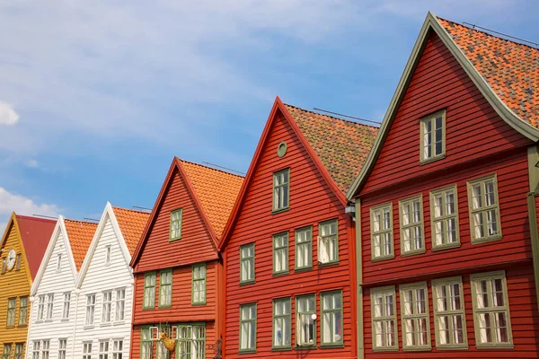 ノルウェーのベルゲンの古い波止場の歴史的な港地区をブリッゲンのカラフルな木造住宅 ユネスコの世界遺産に登録され 罰金で破壊された後に再建されました — ストック写真