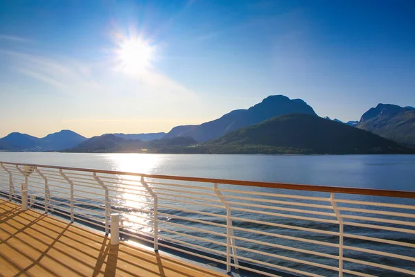 Hajókirándulás Geiranger Fjord Felé Egy Gyönyörű Napon Kilátással Norweigan Hegyekre — Stock Fotó