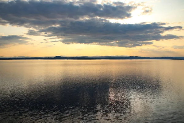 Vacker Soluppgång Över Havet Med Solljus Skiner Mellan Molnen Sognefjord — Stockfoto