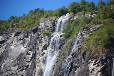 Seven Sisters Şelalesi 'ne yakın. Norveç' in en uzun şelalelerinden biri. Şelale Norveç 'in Mre og Romsdal ilçesindeki Stranda Belediyesindeki Geirangerfjorden veya Geiranger fiyortu boyunca yer almaktadır..