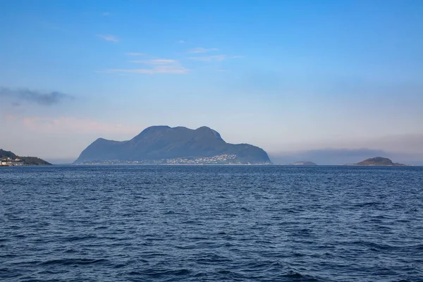 从挪威阿莱松德港俯瞰群岛 岛屿和峡湾的美丽风景 — 图库照片