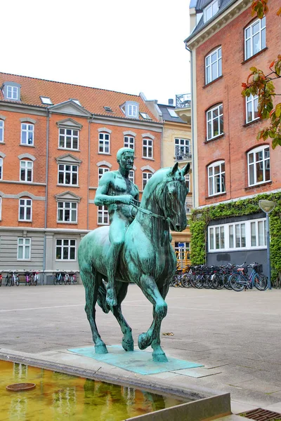 Equestrian heykeli veya bronz heykeli, Aalborg, Danimarka. Aalborg 'un şehir merkezinde tarihi binalarla çevrili.. 