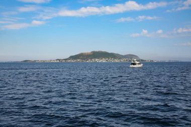 Norveç 'in Alesund limanından takımadaların, adaların ve fiyortların güzel manzarası. Adaya giden küçük bir tekne.. 