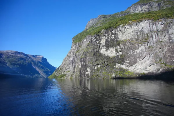 场景巡航下来Geiranger峡湾 挪威峡湾 美丽的风景 平静的夏天 水面上映出群山的倒影 — 图库照片