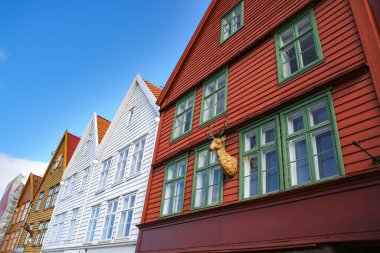 Bryggen 'ın renkli ahşap evleri. Eski rıhtım tarihi liman bölgesi Bergen, Norveç. Unesco Dünya mirası listelenmiş ve bir yangında yok olduktan sonra yeniden inşa edilmiş.. 