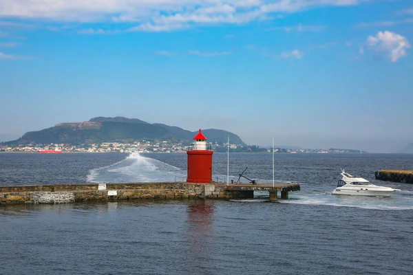 从挪威阿莱松德港俯瞰群岛 岛屿和峡湾的美丽风景 沿着港口海滨航行的船只 挪威阿莱松德 盖蒂前厅灯塔 — 图库照片