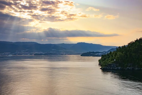美丽的日出笼罩着卑尔根市 阳光普照在云彩之上 挪威卑尔根 波罗的海巡航北海 — 图库照片