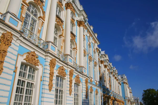 キャサリン宮殿の美しい外観の眺め カトリーヌ宮殿 Catherines Palace ロシアのサンクトペテルブルクから南へ30Kmのツァルスコエ 英語版 にあるロココ様式の宮殿である ロシアのツァーリの夏の住居だった — ストック写真