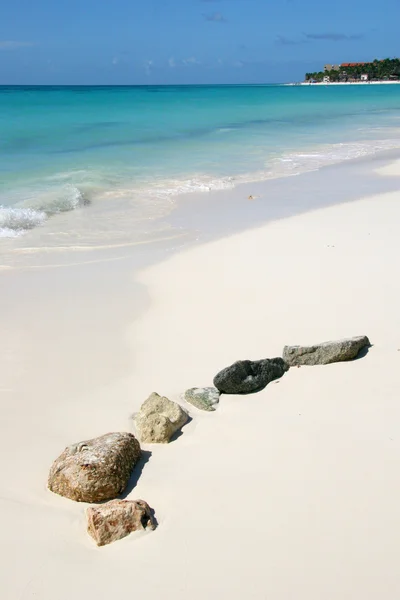 Aruba sahilde, turkuaz deniz ve mavi gökyüzü ile doğal kayalar — Stok fotoğraf
