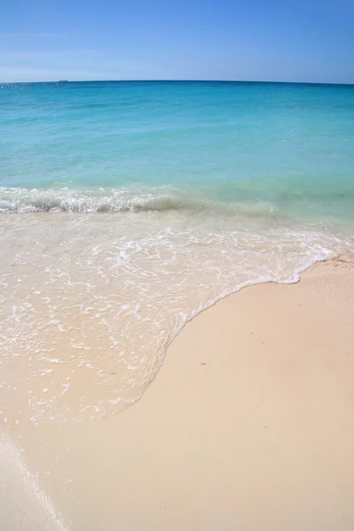 Piękny biały piasek z plaży turkusowe morze idealna błękitne niebo, Aruba — Zdjęcie stockowe