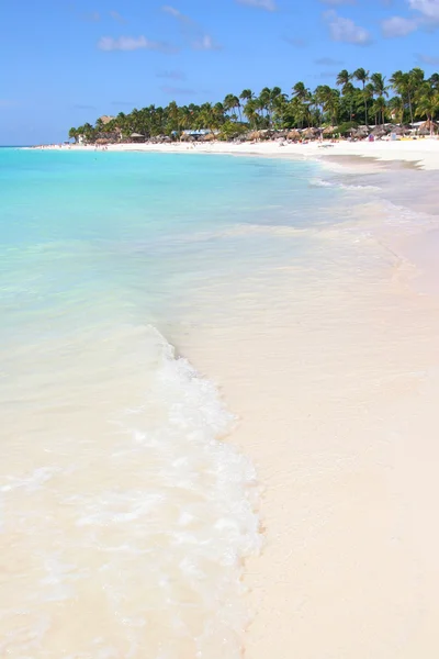 Gyönyörű fehér homokos strand bélelt pálmafák, türkiz — Stock Fotó