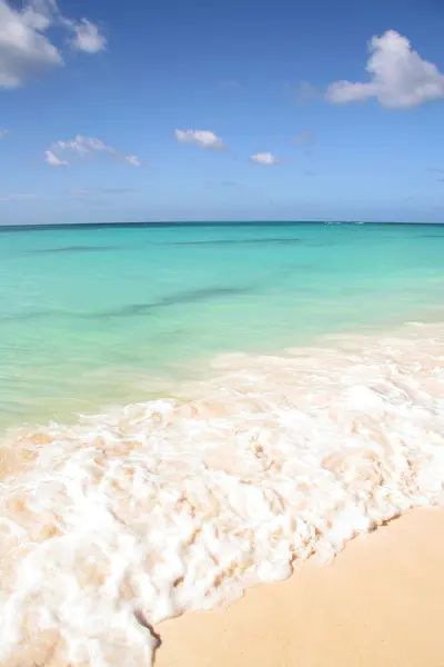 Gyönyörű fehér homokos strand, és a türkizkék tenger & kék ég, Aruba — Stock Fotó
