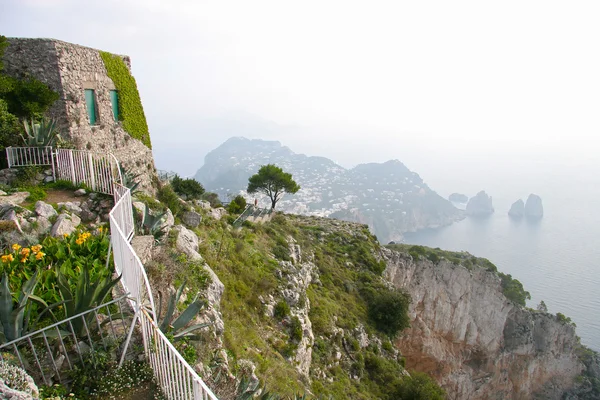 Capri Adası Güney COA'lar kapalı tepesinden görünümü — Stok fotoğraf