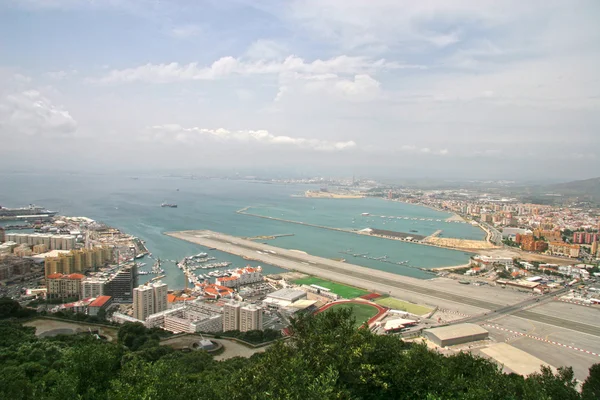 Uitzicht vanaf de rots van Gibraltar naar de luchthaven, Verenigd Koninkrijk. — Stockfoto