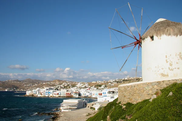 Moulin à vent traditionnel à flanc de colline avec maisons blanchies à la chaux — Photo