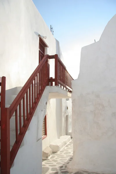 Rue étroite traditionnelle avec bâtiments blanchis à la chaux, ville de Mykonos, Cyclades, Grèce . — Photo