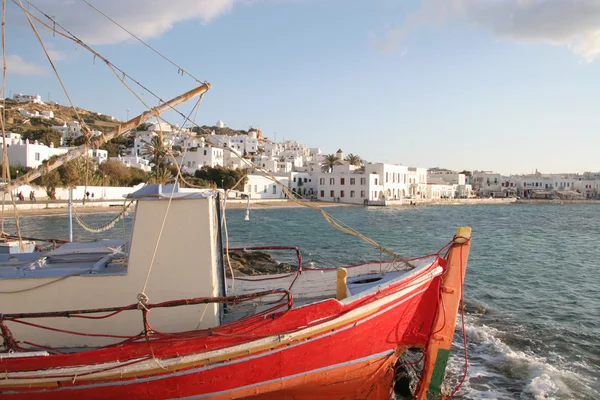 Mykonos ciudad en un hermoso día soleado con un barco de pesca rojo en —  Fotos de Stock