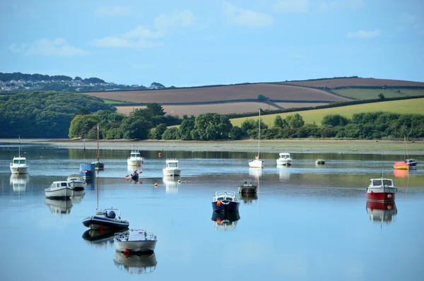 Haliç demirli deniz araçları ile