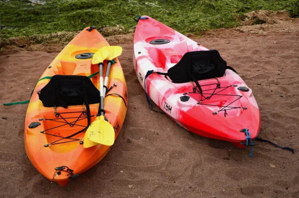 Kayak colorati sulla spiaggia sabbiosa Foto Stock