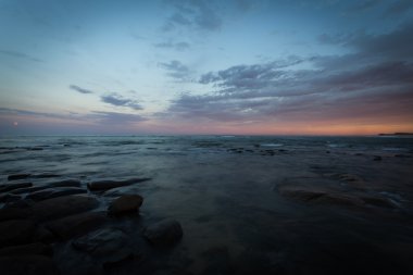 Gün batımında deniz altında güzel sahne