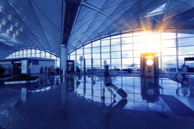 Havaalanı terminal binası. yolcuları yürüyüş
