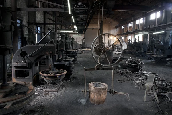 Smutsiga fabriksgolvet — Stockfoto