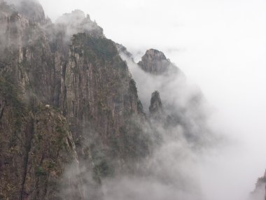 Çin Huangshan bulutlar ve sis tarafından çevrili