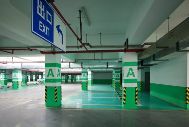 yarısı boş yer altı otoparkı veya park