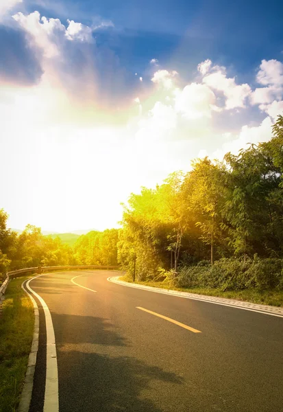 La route sous le ciel bleu — Photo