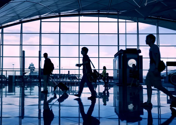 Airport terminal hall. Walking travelers — Stock Photo, Image