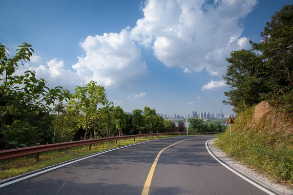 La route sous le ciel bleu — Photo