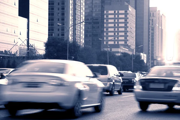 晚上繁忙的城市道路 — 图库照片