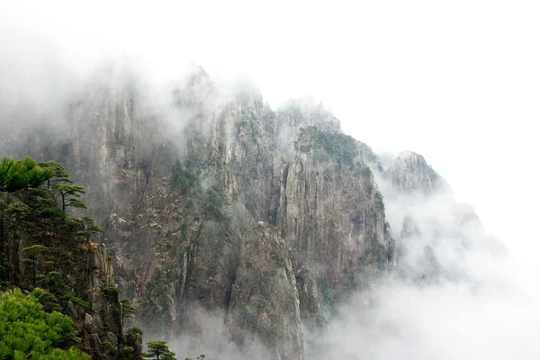 Čína Huangshan je obklopen mlhy a mraky — Stock fotografie