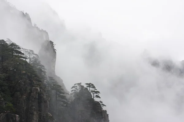 China Huangshan wolken en omgeven door mist — Stockfoto