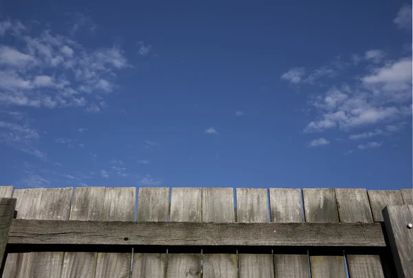 Recinzione in legno sotto il cielo blu — Foto Stock