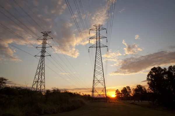 Elektricitet tower i solnedgången — Stockfoto