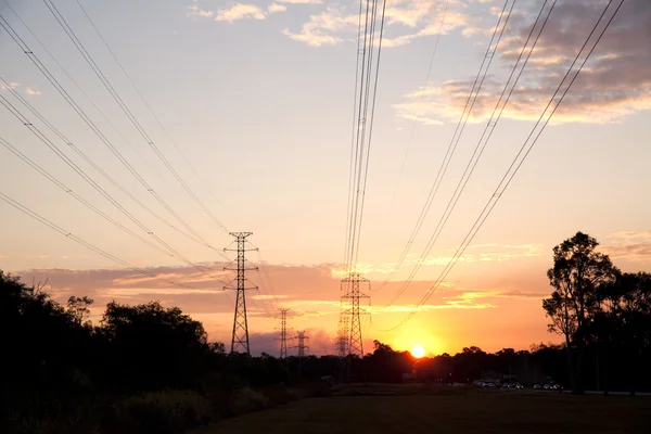 Günbatımında elektrik Kulesi