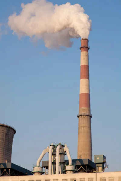 Fabrik mit Schornstein zieht giftigen Dampf ab — Stockfoto