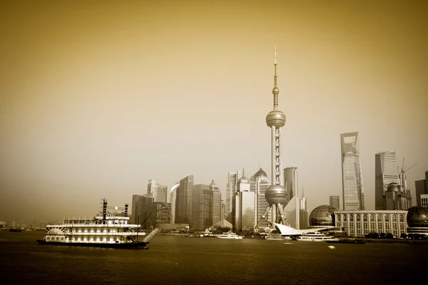 Shanghai Pudong y el barco — Foto de Stock