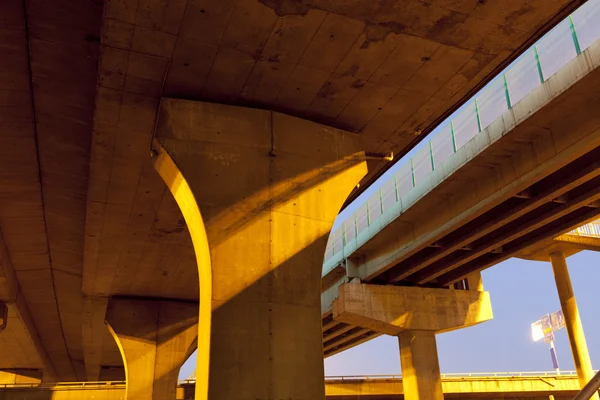 Por la noche, viaducto de la autopista — Foto de Stock