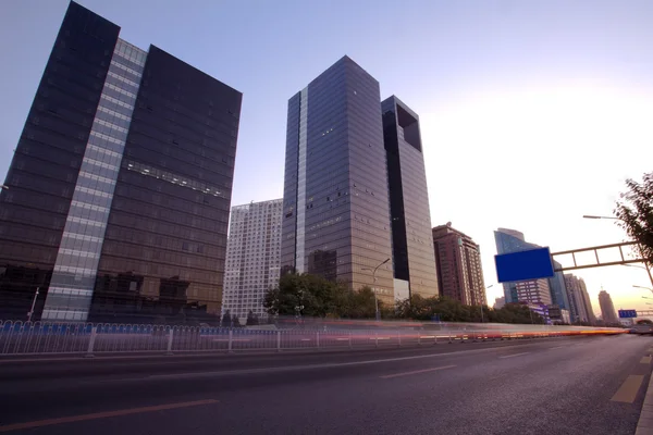 Calle de la ciudad al anochecer — Foto de Stock