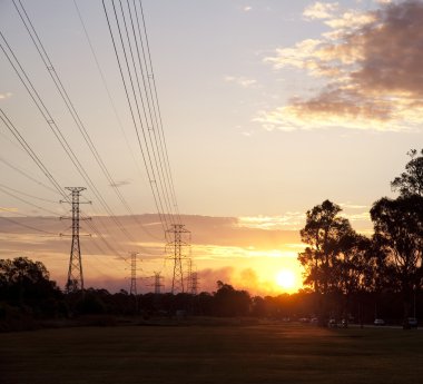 Closeup yüksek gerilim elektrik Kulesi