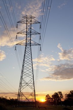 Closeup yüksek gerilim elektrik Kulesi